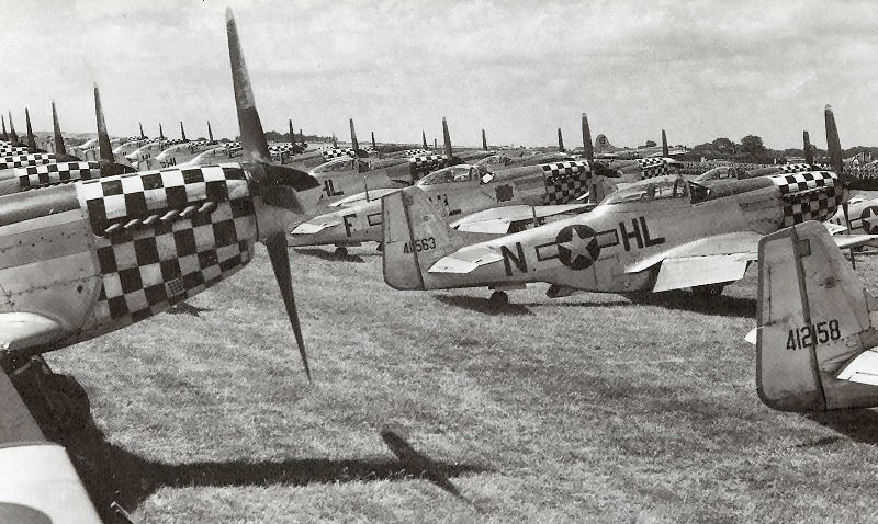 Три эскадрильи (82-я, 83-я и 84-я) истребителей P-51D на аэродроме Даксфорд. 1940 г. 