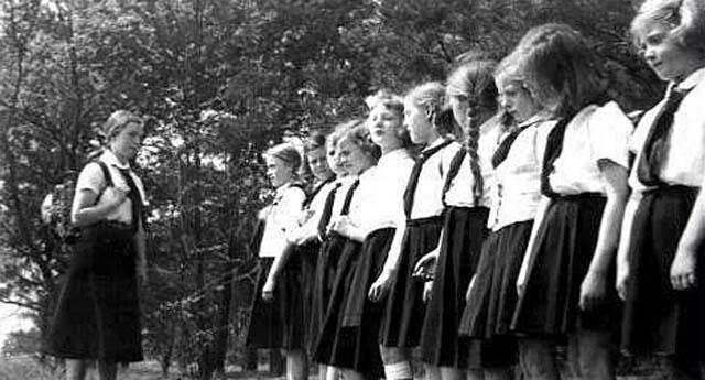 Отделение девочек Гитлерюгенда. 1939 г. 
