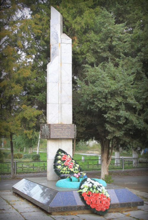 п. Новожизненский Городищенского р-на. Памятник, установленный на братской могиле, в которой похоронено 17 советских воинов, погибших в 1942-1943 годах.