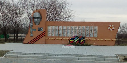 х. Куликовский Новониколаевского р-на. Памятник, установленный в 1962 году в честь павших на войне хуторян.