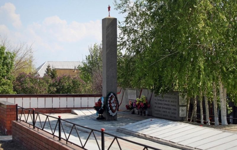 с. Орловка Городищенского р-на. Памятник, установленный на братской могиле, в которой захоронено 2967 советских воинов, в т.ч. 52 неизвестных.