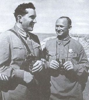Командующий советско-монгольской авиацией комкор Я. Смушкевич и полковник И. Лакеев. Район реки Халхин-Гол, июль 1939 года.