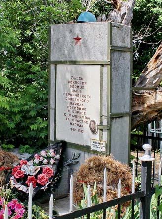 х. Морской Чернышковского р-на. Памятник, установленный на братской могиле, в которой похоронено 7 партизан, погибших в декабре 1942 года. 
