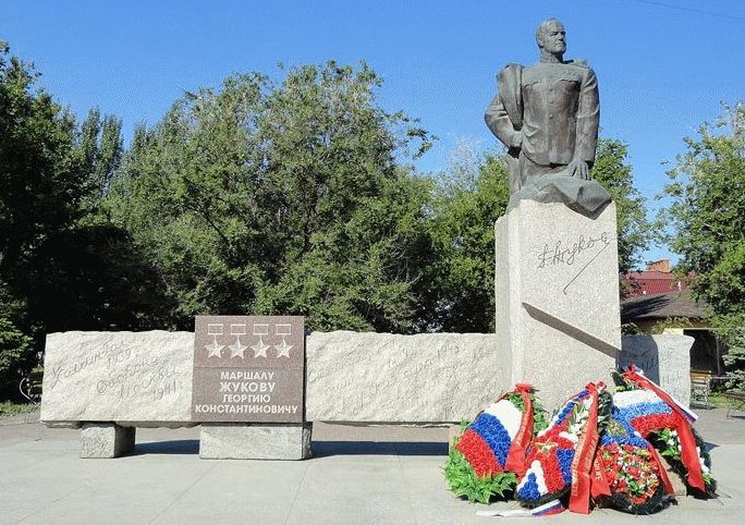 г. Волгоград. Памятник Г.К.Жукову, установленный в 1996 году.