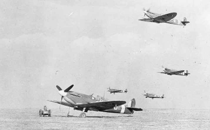 Истребители Supermarine Spitfire из эскадрильи №165 RAF взлетают в Грейвсенде. 1940 г. 