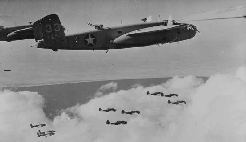 Бомбардировщики B-25C в небе Туниса. Январь 1943 г.