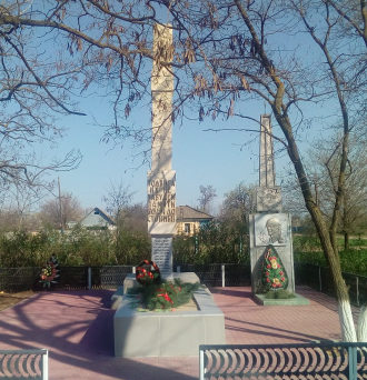 х. Нижнегнутов Чернышковского р-на. Мемориал, установленный в 1972 году в честь павших воинов и земляков.