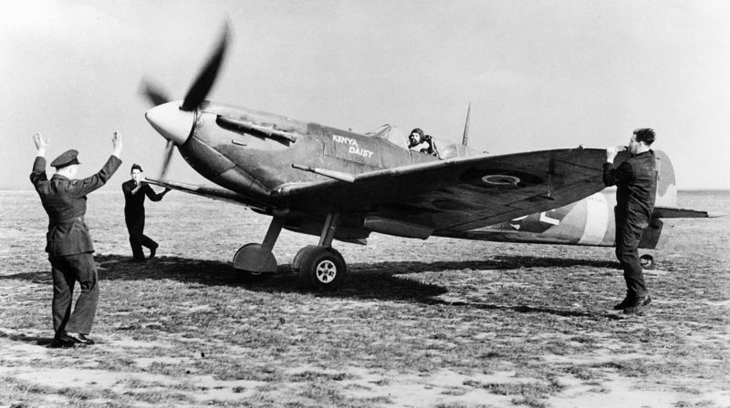 Истребитель Supermarine Spitfire Mk-VB из эскадрильи № 165 в Грейвзенде совершил посадку. 1940 г.