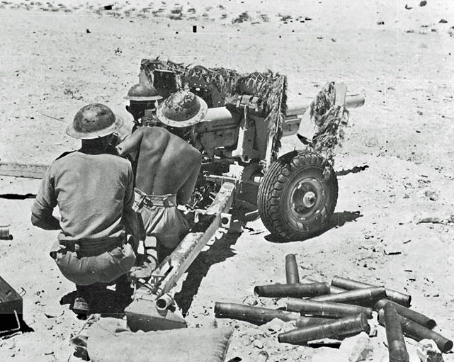 Австралийские артиллеристы на боевой позиции. 1942 г. 