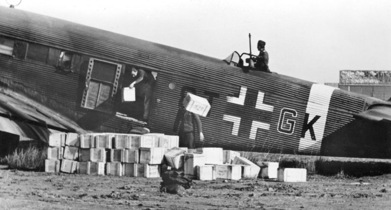 Разгрузка припасов с немецкого транспортного самолета Junkers Ju.52/3m. Январь 1943 г. 