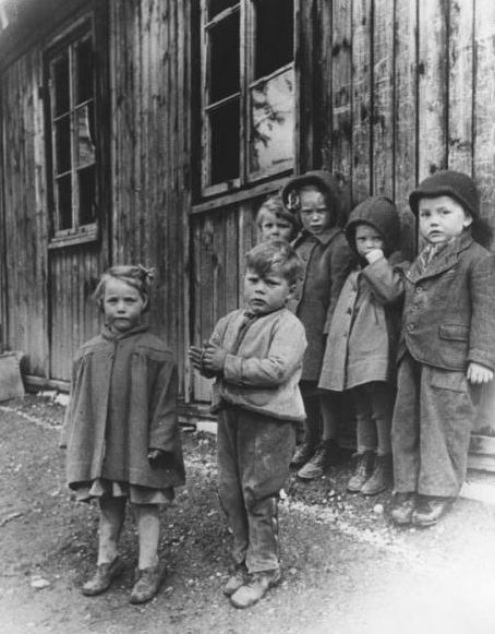 Немецкие дети-беженцы в западногерманском лагере. 1945 г.