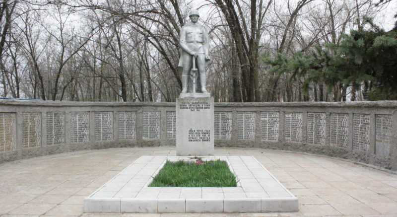 х. Антонов Октябрьского р-на. Памятник, установленный на братской могиле, в которой похоронено 639 советских воинов, в т.ч. 89 неизвестных.