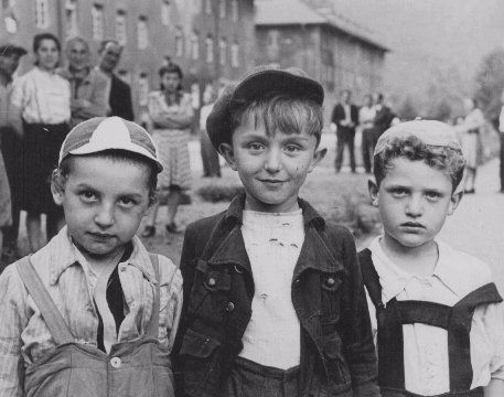 Дети в лагере для перемещенных лиц в Бад-Райхенхалле. Германия, 1945 г.