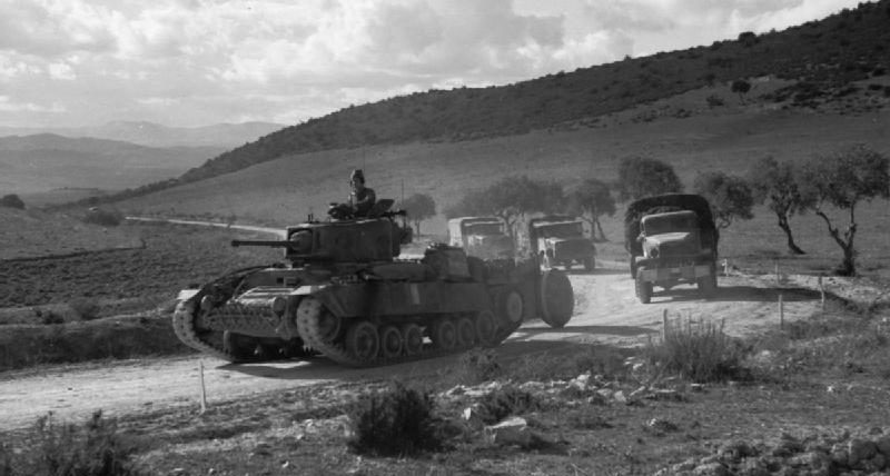 Танк «Валентайн» ведет колонну грузовиков по дороге Эль-Арусса-Бу-Арада. 18 января 1943 г.