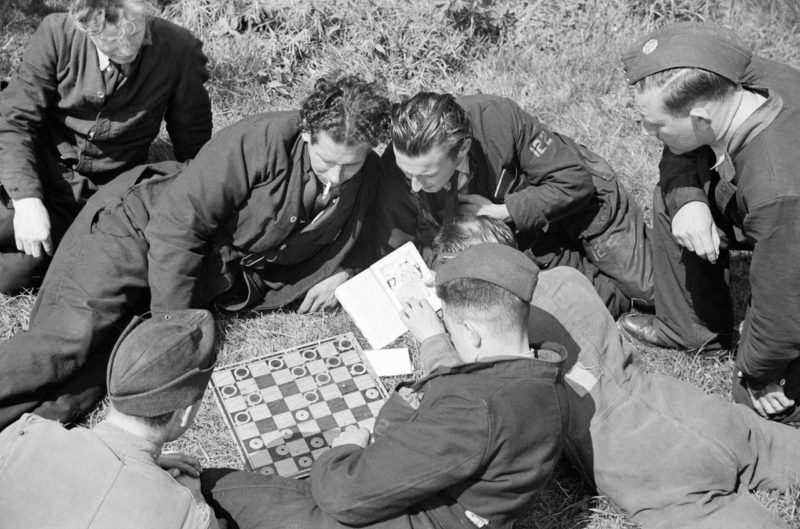 Пилоты из 122-й эскадрильи RAF играют в шашки. 1940 г.