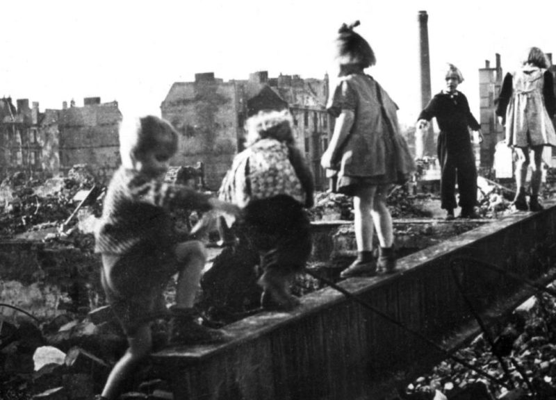 Немецкие дети на руинах Берлина. 1945 г.