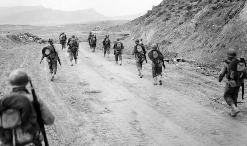 Американские войска движутся через перевал Кассерин Пасс. Февраль 1943 г.