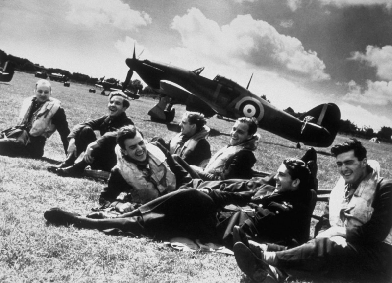 Пилоты 32-й эскадрильи британских Королевских ВВС отдыхают на аэродромной стоянке в Хокиндже. 1940 г.
