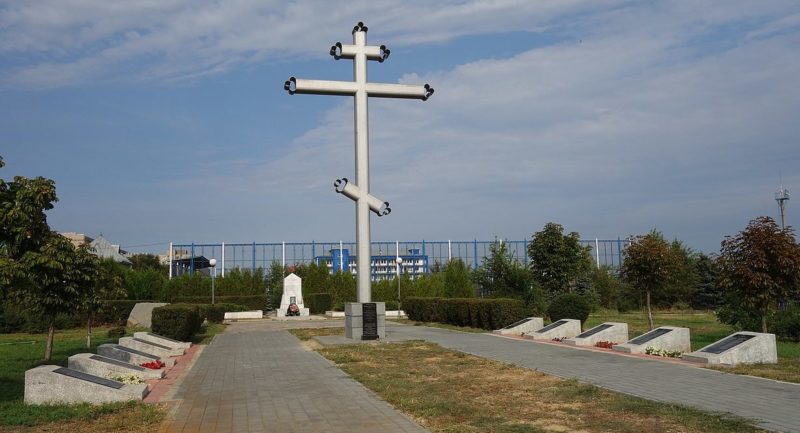 Памятный православный крест и братская могила воинов 138-й стрелковой дивизии.