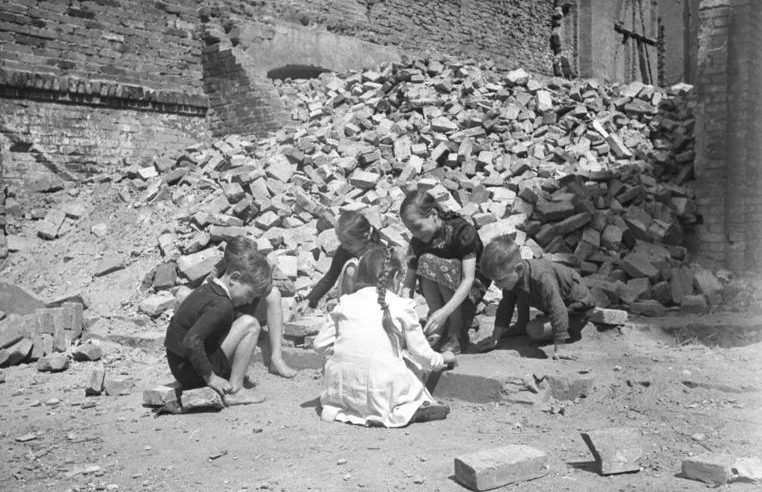 Немецкие дети на руинах Берлина. 1945 г. 
