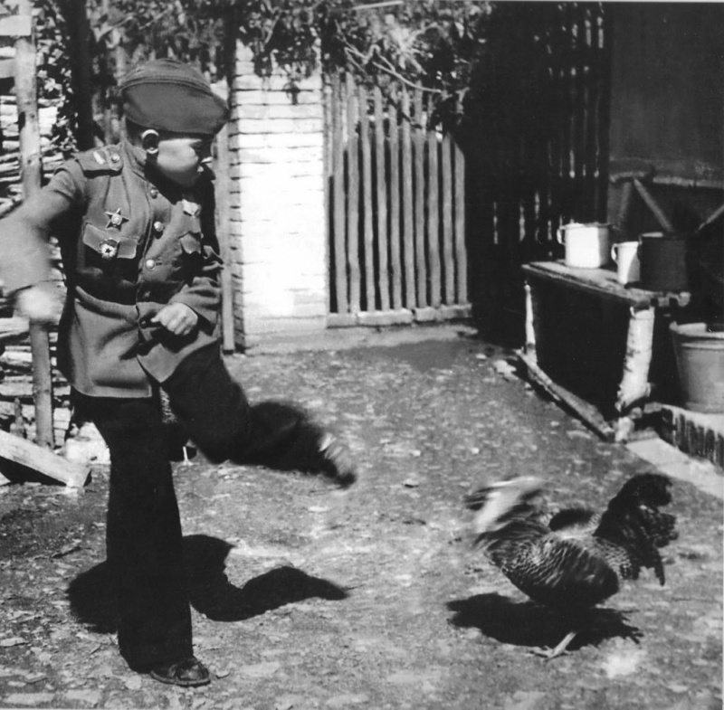 Сын полка на улице Будапешта. Апрель 1945 г. 