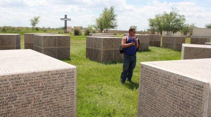 На гранитных кубах, нанесены имена тех, кто до сих пор считается пропавшим без вести в Волгоградской и Ростовской областях в 1942-1943 годах.