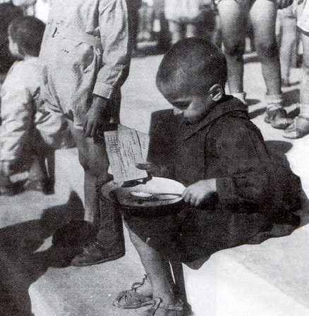 Греческий ребенок в очереди за едой. 1941 г.