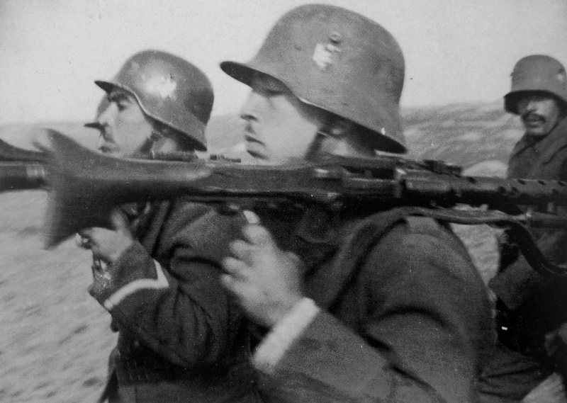 Cолдаты немецкого батальона «Тунис» с пулеметами MG-34. Февраль 1943 г. 