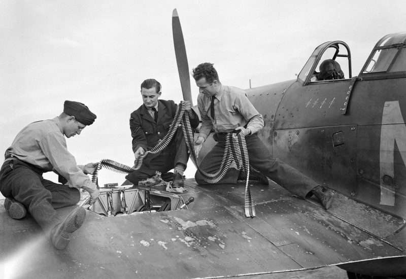 Оружейники пополняют боеприпасы на истребителе Hawker Mark-I. Кембридж. Сентябрь 1940 г.