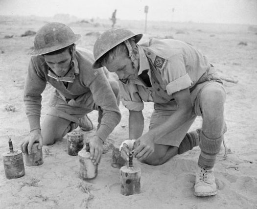 Британские солдаты устанавливают противопехотные мины. 1942 г.