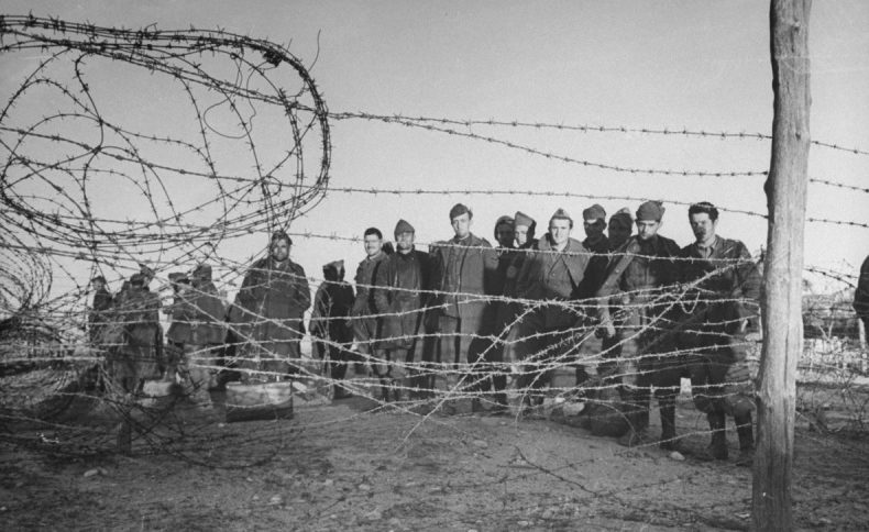 Итальянские пленные, захваченные американцами в районе города Сенед. Февраль 1943 г.