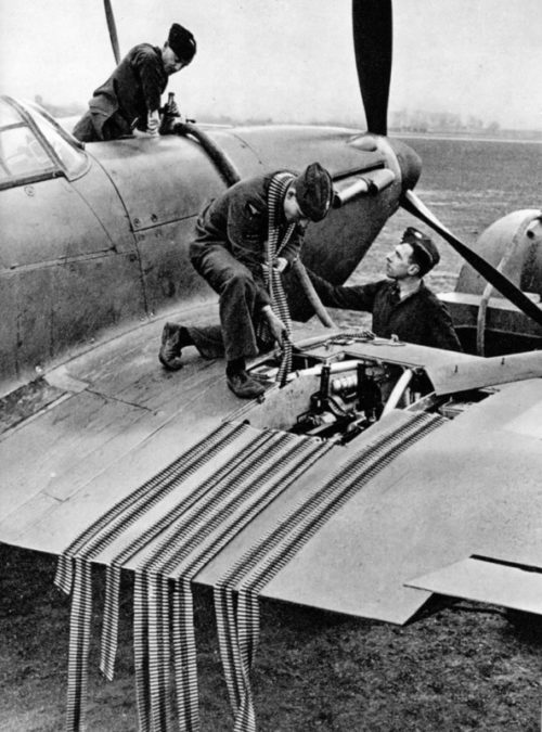 Вооружение и заправка британского истребителя «Харрикейн» Mk.I. 1940 г.