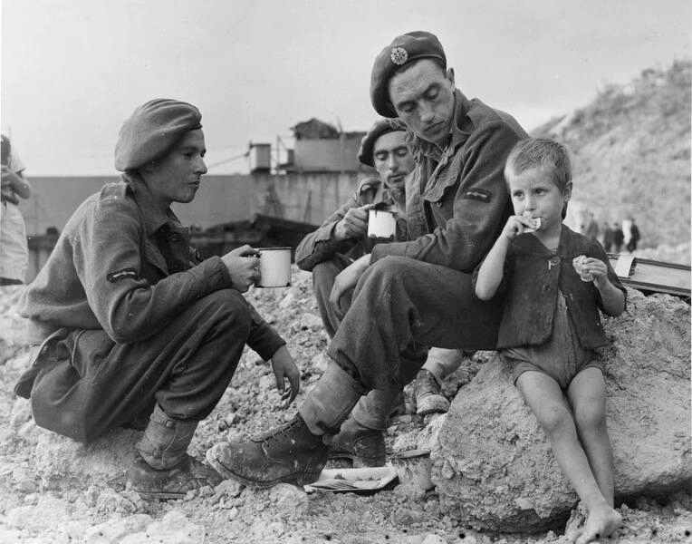 Британские солдаты с греческим ребенком. 1944 г.