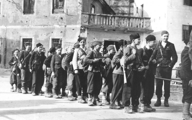 Мальчики сербского партизанского пионерского отряда Rakitovec Союза пионеров Югославии. Февраль 1945 г. 