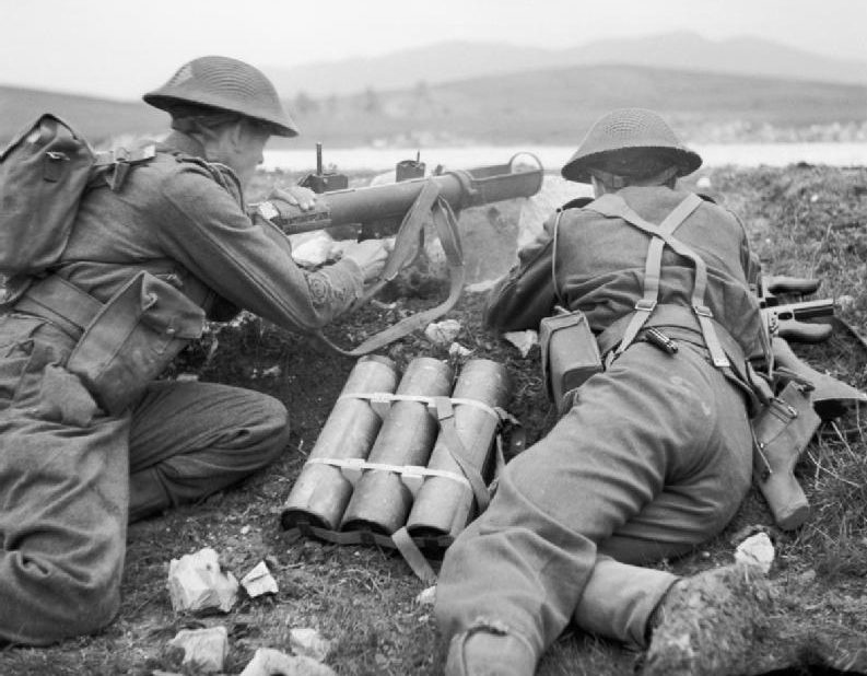 Британские солдаты с гранатометом ПИАТ. 19 февраля 1943 г.