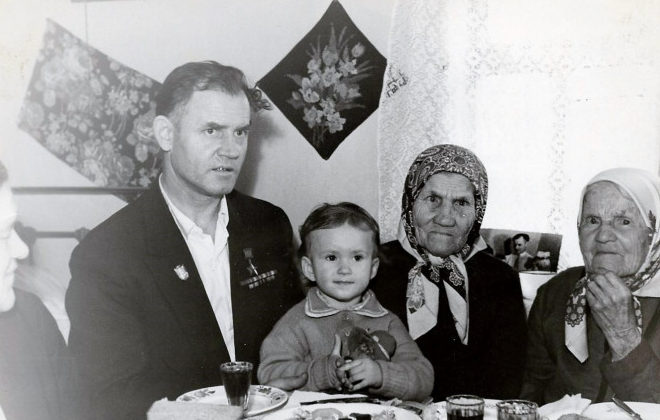 Захар Сорокин с дочерью Машей и мамой. Тихорецк, 1962 г. 