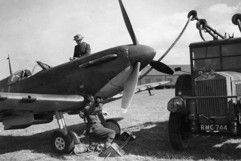 Заправка истребителя Supermarine Spitfire Mk-I. Сентябрь 1940 г.