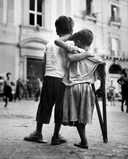 Мальчишки итальянского города Неаполь. Июль 1944 г.