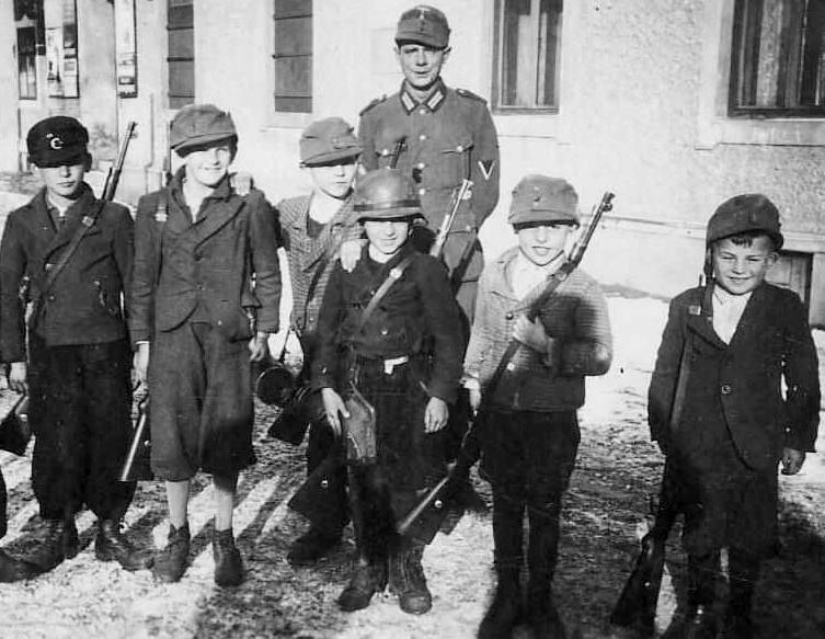 Сербские мальчишки с немецким офицером. 1941 г.