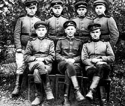 Командир роты голубиной связи М.Н. Богданов (в первом ряду в центре) с группой бойцов. 1943 г.