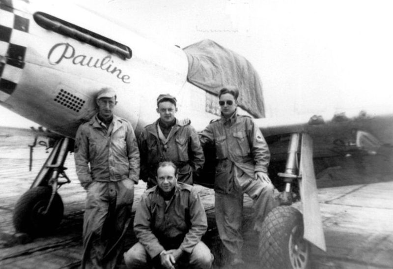 Пилоты 505-й истребительной эскадрильи у истребителя P-51D. 1940 г.