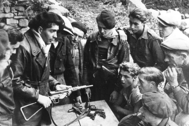 Юные члены маки изучают автомат. Франция. Верхняя Луара. 1942 г. 