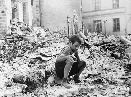 Польский мальчик у разбитого дома. Варшава, 1944 г.