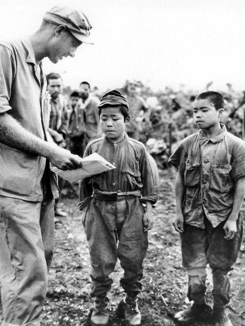Японские дети-солдаты, захваченные во время битвы за Окинаву в 1945 году.