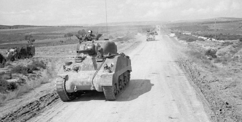 Британские танки Шерман во время наступления на Кассерин. 24 февраля 1943 года. 