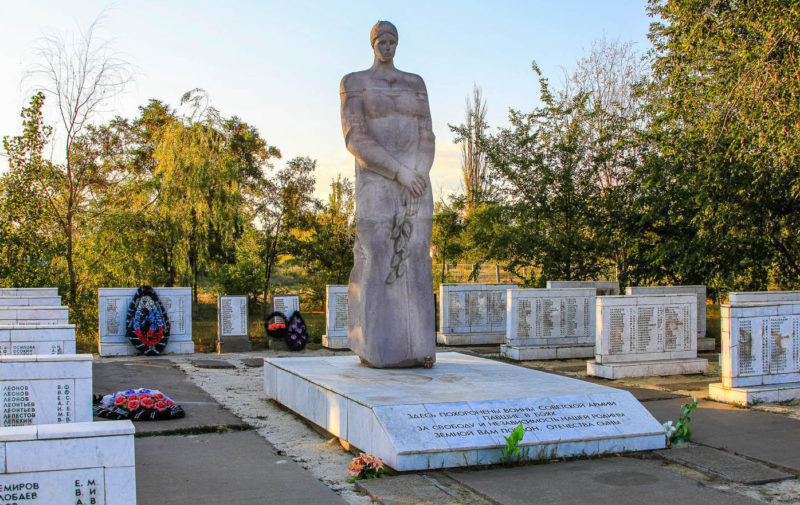 с. Самофаловка Городищенского р-на. Памятник на воинском захоронении, где покоится прах 4092 советских воинов, в т.ч. 33 неизвестных.