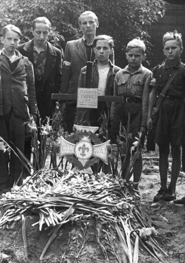 Юные варшавские повстанцы у могилы бойскаута Збигнева Банаша, убитого немецким снайпером. Варшава, 1944 г.