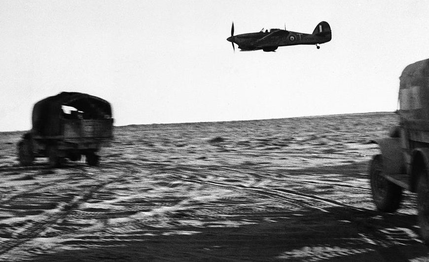 Британский самолет сопровождает колонну. 1942 г.