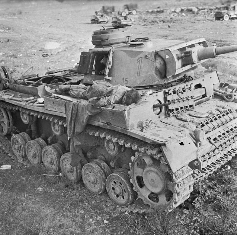 Подбитый немецкий танк PzKpfw III с телом танкиста. 24 февраля 1943 г.
