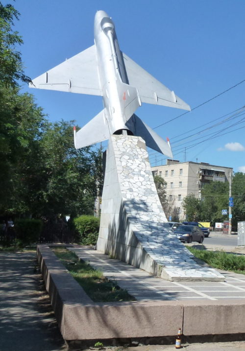 г. Волгоград. Памятник-самолет МИГ-21, установленный по улице Качинцев в честь летчиков-качинцев.